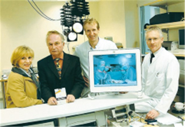 "Auf den Anruf hatte ich lange gewartet" Lebensqualität erhalten: Vor 30 Jahren bekam Gerhard Stroh (2. von links) eine neue Niere. Bei einem Pressetermin wurde er von Monika Jungmann, der ehemaligen Transplantationskoordinatorin für Nieren in Heidelberg (links), sowie Professor Jan Schmidt (2. von rechts) sowie Professor Martin Zeier (rechts) begleitet.
