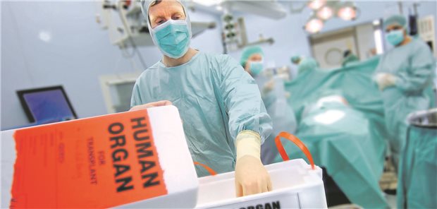 Eine Box, auf der Human Organ steht, steht in einem Operationssaal.