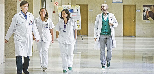 Pfusch in der Ebola-Krisenbewältigung? Lebensretter: Das Team, das die spanische Ebola-Patientin betreute. Von links nach rechts: José Ramón Arribas, Marta Arsuaga, Marta Mora and Fernando de la Calle, am Hospital Carlos III in Madrid.