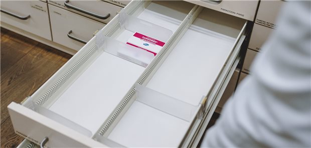 Arznei-Engpass-Gesetz: KBV-Chef warnt vor Gefahr für Versorgungsstrukturen Leere Arzneimittelschränke und Medikamentenladen in einer Apotheke: Mit einem neuen Gesetz will die Bundesregierung Lieferengpässe verhindern.
