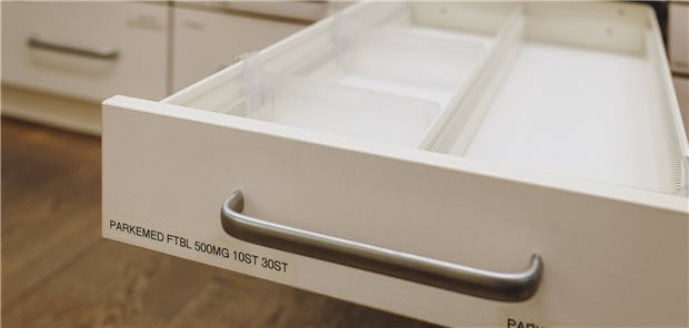 Leere Arzneimittelschublade in einer Apotheke: Lieferengpässe gibt es nicht nur in Deutschland, sondern sie bedrohen auch in den Nachbarländern die Arzneimittelversorgung. (Archivbild)