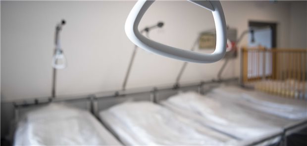 Zehn Prozent der Klinikärzte sind in Kurzarbeit Leere Betten: Angesichts SARS-CoV-2 wurden viele elektive stationäre Eingriffe verschoben – mit Folgen für Kliniken und Krankenhausärzte.