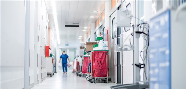 Personalengpass auf jeder zweiten Intensivstation Leere Flure auf Intensiv: SARS-CoV-2-Infektionen führen auch hier zu Personalengpässen.