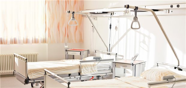 Leere Klinikbetten: Schon jetzt sind bei vielen Maximalversorgern 20 bis 30 Prozent der Betten gesperrt, so Professor Christian Karagiannidis. Um Versorgung künftig sicherzustellen, müssten Kliniken kleiner und schneller werden, appelliert er.