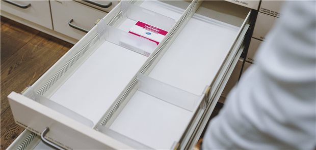 Ältere Menschen schätzen Gefahr von Arzneimittelknappheit als hoch ein Leere Schubladen: Ältere Menschen schätzen die Gefahr von Arzneimittelknappheit laut einer Umfrage als hoch ein.