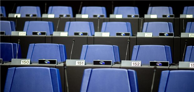 Corona-Krise in der EU: Drei Hilfspakete und viele offene Fragen Leere Sitzreihen im EU-Parlament, hier ein Archivfoto vom Januar 2020, denn die Abgeordneten tagten überwiegend virtuell. Nur wenige Parlamentarier waren vor Ort anwesend.