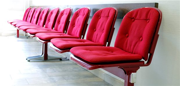 Leere Stühle: Patienten, die nicht zu ihrem Termin in der Arztpraxis gehen, sollen laut Vorschlag der KV Bremen zur Kasse gebeten werden.