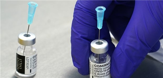 Bis zu 36 Impfdosen Comirnaty je Arzt in der zweiten Maiwoche Leere Vials vom Impfstoff Comirnaty stehen auf einem Tisch im Labor des Impfzentrums Husum: 1,6 Millionen Impfdosen des Impfstoffs stehen in der zweiten Maiwoche Arztpraxen zur Verfügung.