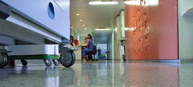 Sag mir, wo die Klinik-Ärzte sind Leerer Flur eines Krankenhauses. Vor allem in Ostdeutschland tun sich Krankenhäuser im Werben um Ärzte schwer.