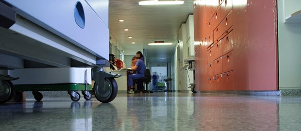 Ärzte anlocken - mit Geld und guten Taten Leerer Klinikflur: Mit einer Kommission will ein Klinikverbund das vermeiden.