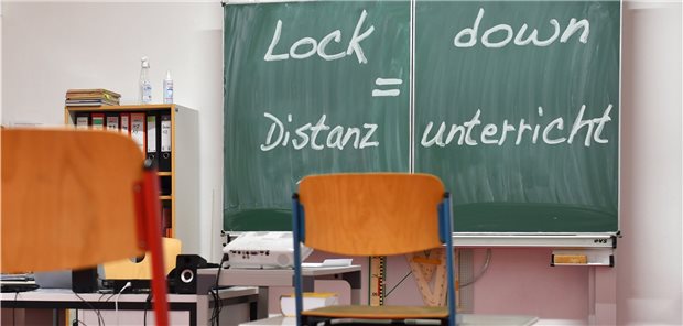 Kinderärzte: Schulen und Kitas umgehend öffnen! Leeres Klassenzimmer: Der Distanzunterricht und Ausnahmezustand macht Kindern psychisch und physisch zunehmend zu schaffen, mahnen Pädiater.