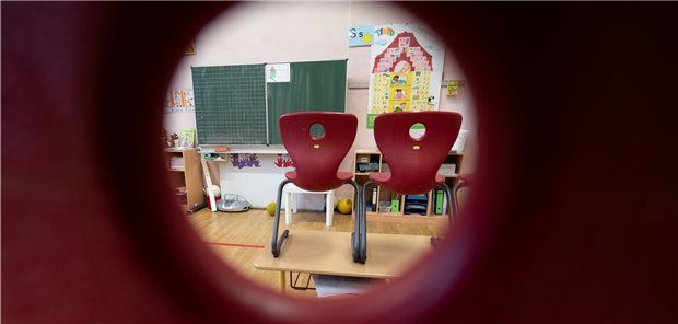 Kinderärzte fordern Öffnung von Kitas und Schulen Leeres Klassenzimmer einer Grundschule in Stuttgart: Vor allem Kinder leiden unter dem Lockdown.