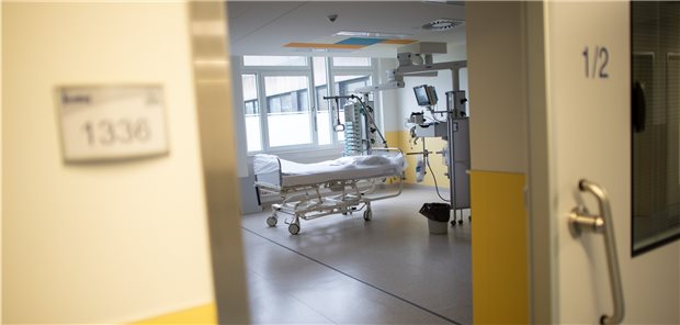 Pandemie: Kliniken erhalten weiter Geld für den Wegfall elektiver Leistungen Leeres Klinikbett: Nach wie vor sollen Krankenhäuser Betten für COVID-Fälle freihalten. Damit fallen Erlöse aus planbaren Eingriffen weg.