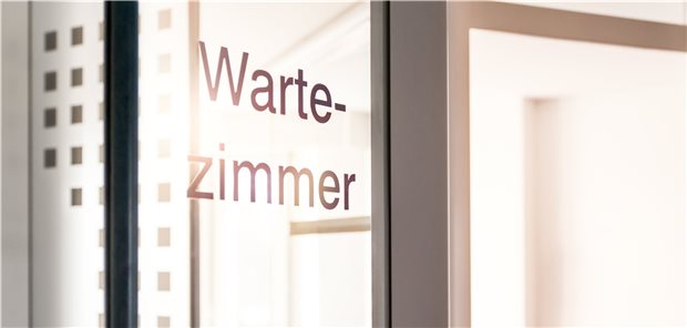 Leeres Wartezimmer: Diesen Anblick hat es im März und April in vielen Arztpraxen gegeben, nicht nur in Bayern.