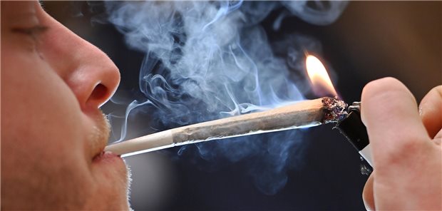 Joint wird angezündet.