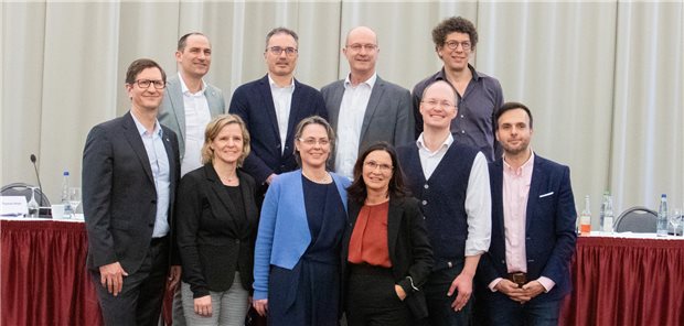 Legte zusammen mit den Delegierten den politischen Fahrplan des Hausärzteverbands Baden-Württemberg fest.
1. Reihe v. li.: Dr. Thomas Heyer, Dr. Yvonne Fechner, Dr. Susanne Bublitz, Prof. Dr. Nicola Buhlinger-Göpfarth, Dr. Simon Schwill, Dr. Manuel Magistro. 2. Reihe v. li.: Dr. Lutz Weber, Dr. Dirk Kölblin, Dr. Jürgen de Laporte, Dr. Reto Schwenke.