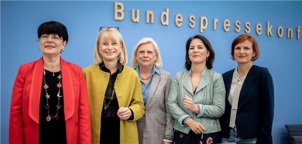 Hausärzte sollen Schlüsselrolle bei Organspende einnehmen Legten am Montag alternative Vorschläge für die Reform der Organspende vor (v.l.n.r.): Christine Aschenberg-Dugnus (FDP), Karin Maag (CDU), Hilde Mattheis (SPD), Annalena Baerbock (Grüne) und Katja Kipping (Linke).