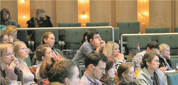 Lehrer lernen Umgang mit kranken Kindern Lehramtsstudenten folgen der Infoveranstaltung „Das kranke Schulkind“, bei der das richtige Verhalten im Notfall Thema war.