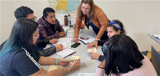 Leipziger Kliniken gründen Sprachschule für ausländische Pflegekräfte Lehrerin Petra Susanne Wiedemann mit ihren brasilianischen Schülern beim Fachsprachenunterricht.