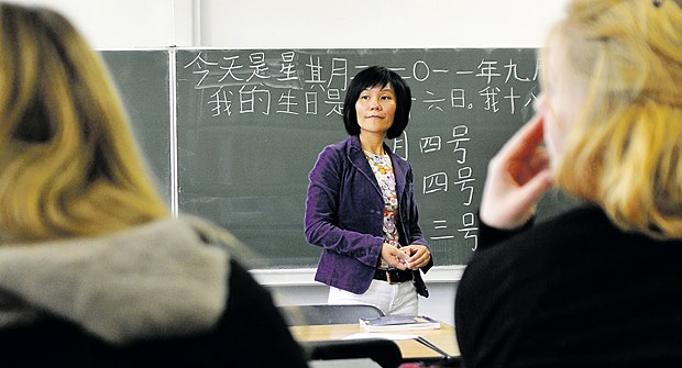 Chinesisch - Zukunftsfach für deutsche Schüler Lehrerin Shen Yong Miklitz unterrichtet Chinesisch am Helmholtz-Gymnasium in Bonn.