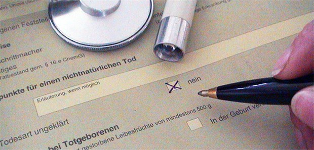 Leichenschein – Seit Jahrzehnten ist die niedrige Vergütung der Leichenschau ein Ärgernis für Ärzte.