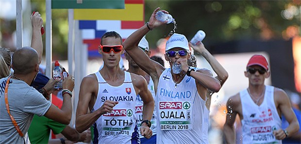 Hitzeprobe – DLV-Arzt empfiehlt ein "warmes Bad" Leichtathletik-Europameisterschaft in Berlin in der Hitze: Hier das 50 km Gehen der Männer: Matej Tóth (l) aus der Slowakei und Aleksi Ojala aus Finnland passieren eine Verpflegungsstelle.