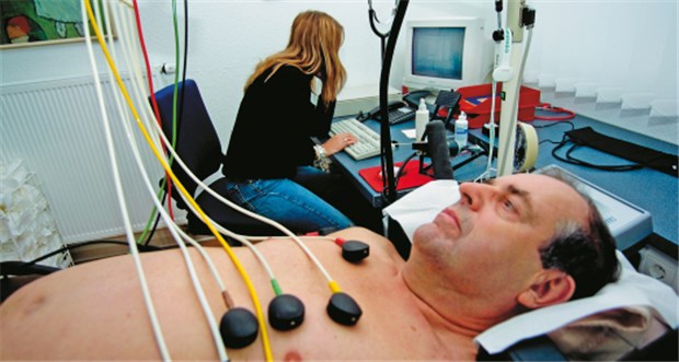 Neue Leitlinien zur Angiologie vorgestellt Leidet der Patient unter Vorhofflimmern? Das Elektrokardiogramm gibt wichtige Hinweise.