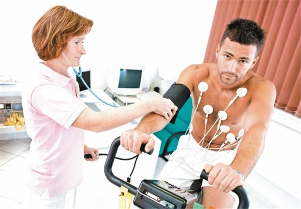 Von Männern und ihren "anfälligen Teilen" Leistungs-Checks und Fitnessprogramme sind elegante Mittel, um Männer zur Vorsorge zu bewegen.