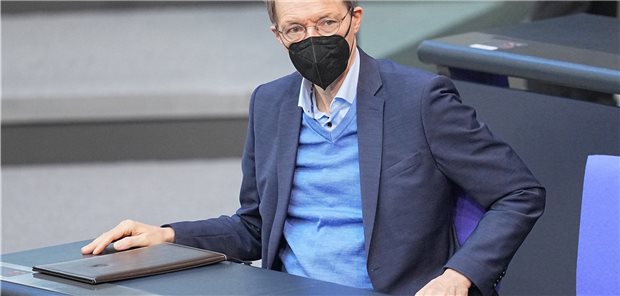 Lauterbach: Keine Leistungskürzungen bei den Krankenkassen Leistungskürzungen bei der medizinischen Versorgung sieht Bundesgesundheitsminister Karl Lauterbach nicht als Option, um das Finanzierungsproblem der Krankenkassen zu lösen.