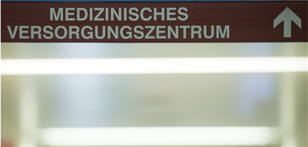 MVZ-Ärztinnen und -Ärzte sehen sich durch Standesvertreter „verunglimpft“ Leitende MVZ-Ärzte sehen die Integrität ihrer Berufsausübung „von Vertretungen der ärztlichen Selbstverwaltungen ohne Faktengrundlage“ angezweifelt.