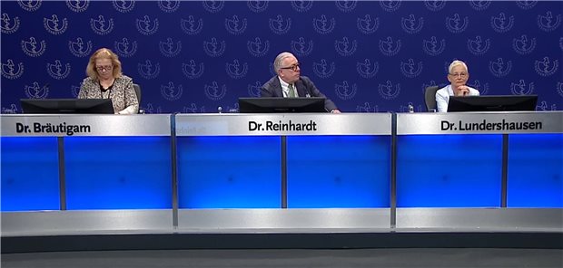 Ärztetag kann auch künftig als Hybrid-Tagung stattfinden Leiteten die Diskussion am Mittwoch: Dr. Katrin Bräutigam, Ärztliche Geschäftsführerin der Bundesärztekammer, Bundesärztekammerpräsident Dr. Klaus Reinhardt und seine Stellvertreterin Dr. Ellen Lundershausen.