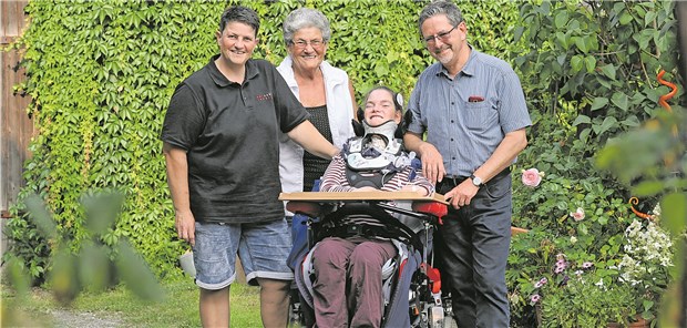 Eltern fürchten Spahns Reform Lena lächelt zu Hause in ihrem Garten mit ihren Eltern Susanne Wolff (l) und Alexander Krengel (r) sowie ihrer Oma Doris (2.v.l.) dem Fotografen zu.