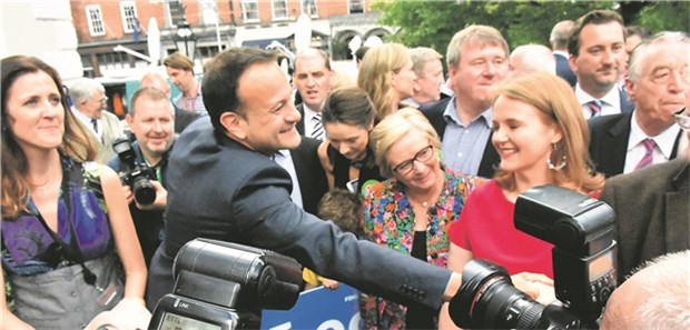 Ein Hausarzt ist neuer Regierungschef Leo Varadkar, neuer Regierungschef Irlands, bei einem öffentlichen Auftritt. Er gilt als beliebt bei den Medien.