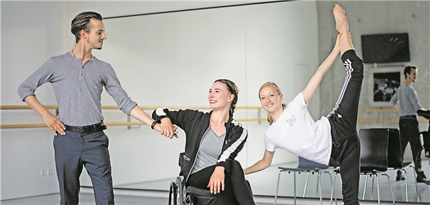 Tanzen als Lebenselixier Leon Damm (l.), Sophie Hauenherm und Lina Meißner (r.), Studenten an der Palucca Hochschule.