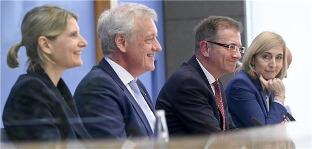 Leonie Sundmacher, Ferdinand M. Gerlach, Wolfgang Greiner von der Finanzkommission Gesundheit zusammen mit Bundesgesundheitsministerin Nina Warken (v.l.) bei der Übergabe der Empfehlungen des Gremiums in Berlin.