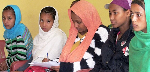 Feldzug wider den Analphabetismus Lernen fürs Leben: Äthiopische Mädchen verfolgen in einer Dorfschule den Unterricht.