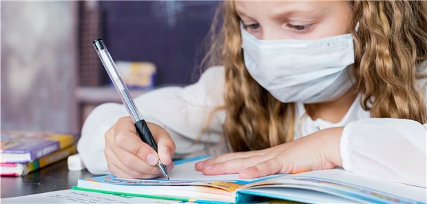 Kinder mit, Erwachsene ohne Maske? „Nicht tolerabel!“, protestieren Ärzte Lernen in der Schule auch auf längere Sicht nur mit Maske? Kinder- und Jugendärzte wehren sich gegen die Ungleichbehandlung gegenüber den Erwachsenen.