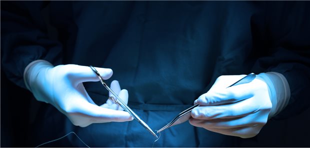 Letzte Schritte im OP: Zwei Tage nach einer Operation ist die Gefahr einer postoperativen Herzinsuffizient für kardiovaskuläre Hochrisikopatienten wohl am größten.