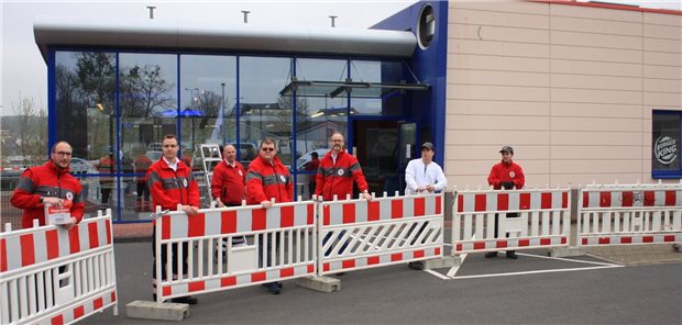 Aus ehemaligem Burger King wird jetzt Drive-In-Testzentrum auf SARS-CoV-2 Letzte Vorbereitungen: Das Team des Roten Kreuzes macht ein Burger-King-Gebäude fit für die Inbetriebnahme. Mit einer vorgegebenen Verkehrsführung soll ein reibungsloser Ablauf sichergestellt werden.