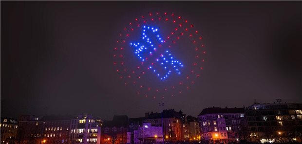 Bündnis aus Ärzten und Umwelthilfe fordert von Faeser Böllerverbot an Silvester Leuchtende Drohnen fliegen bei einer Drohnenshow der Deutschen Umwelthilfe im November über einem Stadion und formen dabei am Himmel ein Böllerverbot-Schild. Die Drohnenshow der DUH sollte zeigen, welche Alternativen zu Feuerwerk es am Silvester gibt.