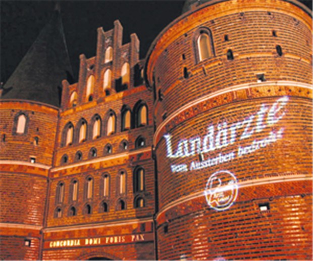 Licht in Lübeck für Landärzte Leuchtreklame für Ärzte auf dem Holstentor.