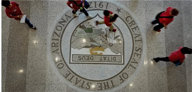 Arizona votiert für Aufhebung von Gesetz, das Ärzte wegen Aborten lange ins Gefängnis bringen kann Leute gehen zur Senatssitzungshalle im Kapitol in Phoenix, um die Verhandlungen über ein Gesetz zu Aborten zu verfolgen.