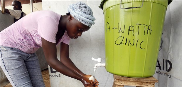 Kliniken ohne Wasser Liberia, Monrovia: Eine liberianische Frau wäscht ihre Hände, bevor sie in ein Krankenhaus eintritt: Rund ein Viertel der Gesundheitseinrichtungen weltweit hat nach UN-Angaben keine direkte Wasserversorgung im Haus.