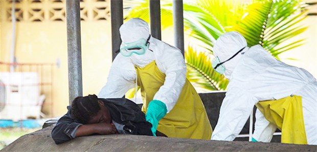 Ebola sorgt für Chaos Liberianische Krankenschwestern in Monrovia kümmern sich um einen Ebola-Toten.