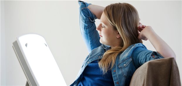 Lichttherapie: Nur jede(r) zweite Teilnehmende schloss alle 20 geplanten Sitzungen ab. (Symbolbild mit Fotomodell)