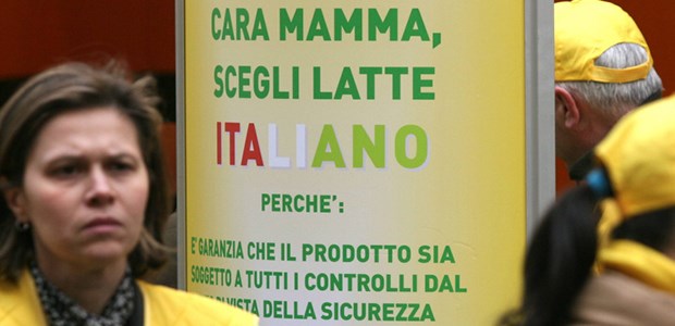 Sag mir, wo die Mamma ist? Liebe Mamma, kauf italienische Milch! Eine Werbe-Botschaft für Mütter - aber die richten ihren Blick in eine ganz andere Richtung.