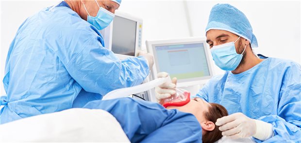 Chirurg und Anästhesist arbeiten zusammen bei der Betäubung von Patient vor der Operation