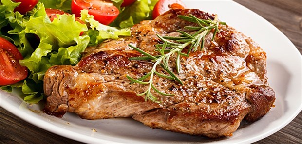 Zu viel rotes Fleisch macht Frauenherzen schwach Lieber auf das Steak verzichten und nur den Salat essen?