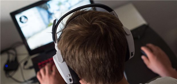 Lieber beim Gamen vor dem Laptop als beim Kicken auf dem Bolzplatz: Die Mediensucht unter Kindern hat zugenommen.