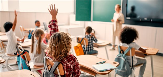 Lieber im Klassenraum unterrichten, als Schulen schließen: Pädiater setzen einen klaren Appell an Gesundheitsminister Lauterbach ab. Der hatte erneute Schulschließungen nicht ausschließen wollen.